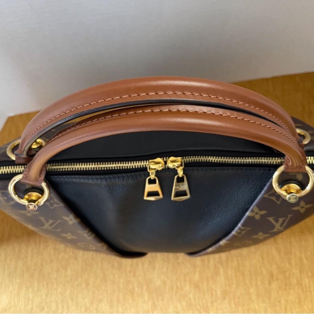 Louis Vuitton Monogram V Monogram V Tote MM Shouler Bag - Picture 4 of 9